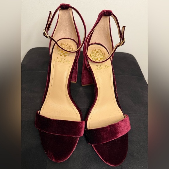 Vince Camuto Red Velvet VP Malissa Medium Thick Heel Size 9 Strappy - Picture 2 of 6